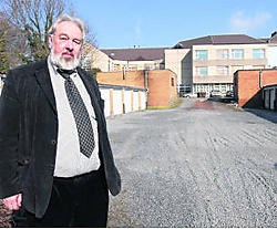 Ludo Vanderaspoilden, voor de garages waar tien van de 32serviceflats komen. Eric Vanthournout