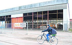 Het heeft erg lang geduurd, maar nu is er eindelijk schot in de zaak gekomen. De bestaande gebouwen worden gesloopt en dan begint men aan de nieuwe evenementenzaal.ibo