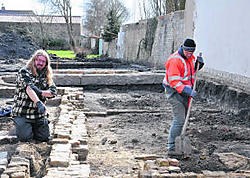 De archeologen onderzoeken de plek waar zich vroeger de Fiorettizaal bevond. kvc
