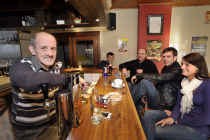 De twee rokers Anthony Cordier en Melanie Monteyne die dinsdag aan de toog zaten, zegden Marc Taelman (links) alle steun toe. Alleen niet-roker Stijn Dehullu lag gespeeld dwars. 'Ik kom hier al jaren gratis de rook van de andere klanten opsnuiven', zei hi