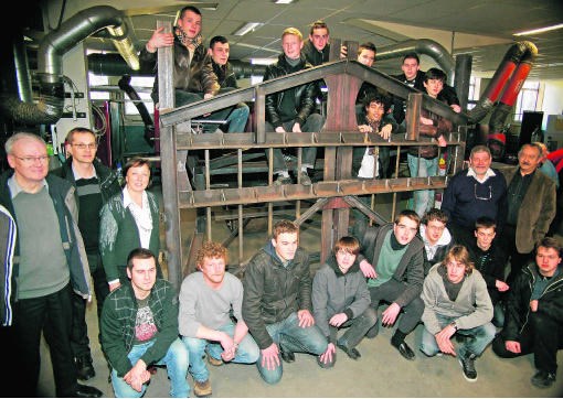 De leerlingen van Don Bosco Haacht bij hun hek van 1.800 kilogram.Koen Merens
