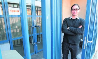 Pieter De Wilde, aan de schoolpoort van 'zijn' Atheneum Wispelberg: 'Het is niet eenvoudig om scholen helemaal te beveiligen.'fvv