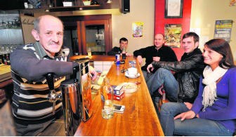 Cafébaas Marc Taelman (links) vraagt zich af of zijn klanten na het rookverbod wel zullen blijven. vcb
