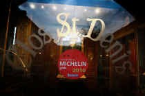 Op 5 april gaat restaurant Clos St.-Denis dicht en verdwijnt de afbeelding van Michelin. De decoratie en het zaalmateriaal worden op 7, 8 en 9 mei verkocht. yj