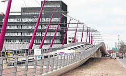 Fietsers en voetgangers kunnen de Gaardeniersbrug wel al gebruiken.fvv
