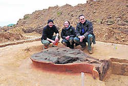 Archeologen Kristine Magerman (centraal) en Bernard Van Couwenberghe (rechts) met arbeider Mohammed Elyoubi Zagmoute bij de nieuwste vondst uit het Romeinse verleden van Asse. rds