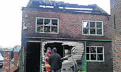 Van de woning bleven alleen de buitenmuren over.tch