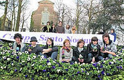 De leerlingen van het Sint-Janscollege leggen een grote rouwkrans op het Campo Santo om de derde Nocturne aan te kondigen.gia