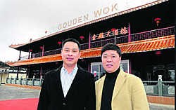 Mede-eigenaars Zou en Wu kunnen hun wokrestaurant al een succes noemen.Luc Verstraeten