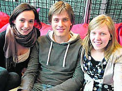 Davina Marciniak, Yannick Delva en An Overath genieten na van hun avontuur in Botswana. Ralph Gregoor