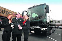 Emmanuel Vansteelandt van het Bellegemse busbedrijf Demuynck-Vansteelandt stelde zijn exclusieve vipbus voor. Patrick Holderbeke