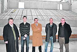 Het stadsbestuur toont de grote toneelzaal die 550 zitjes telt. pli