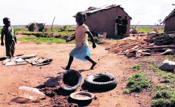 Straatkinderen spelen tussen het afval in Epworth, een buitenwijk van Harare. Philemon Bulawayo/reuters