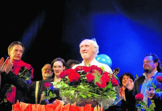 Herman Van Veen streek in Antwerpen neer met een buslading muzikanten en vrienden. Eric de Mildt