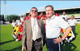 Voorzitter Willy Naessens, hier samen met trainer Francky Dury, is blij met de steun. 'Dit is een mooie reserve.'Photo News