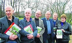 De auteurs en fotografen van 'De Japanse tuin in Hasselt'. rgg