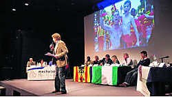 Carl Huybrechts praatte de avond aan elkaar.Stijn Hermans
