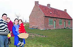 Frank Surdiacourt met dochter Juulke en Mieke Walraevens met zoontje Arthur restaureren al vier jaar hun boerenwoning. edp