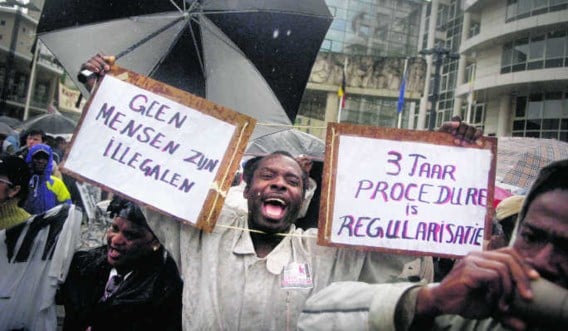 December 2008: betogers eisen de uitvoering van het regeerakkoord rond de regularisatie van mensen zonder papieren. Vandaag rommelt het bij de Dienst Vreemdelingenzaken, waar de dossiers worden behandeld.Eric de Mildt