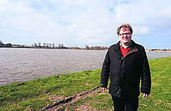 Schepen Kris Vandecasteele roept op om de eieren van de ganzen te schudden, zodat er minder nieuwe vogels bijkomen.vln