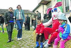 Ook de paashaas vond de weg naar de watermolen van Pede. Yvan De Saedeleer