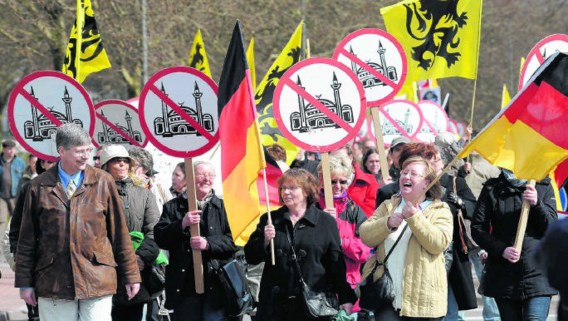 Aanhangers van pro-NRW en sympathisanten met Vlaamse vlaggen manifesteren voor een referendum over een minarettenverbod.Roland Weihrauch/epa