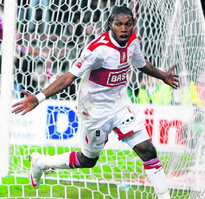Geen zin in de Play-off 2 en de Belgische competitie, maar wel mooi twee doelpunten tegen de netten geprikt: Dieu Mbokani.Michel Krakowski/belga