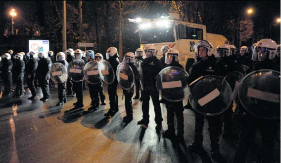 Als Anderlecht speelt, komen er extra agenten. Maar de politie vreest voor provocaties zodra die manschappen weg zijn.Bolcina Crochet/photo news