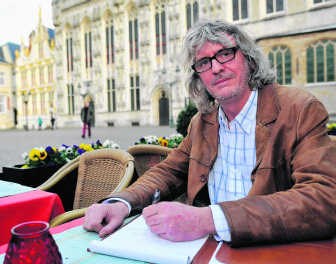 Pieter Aspe: 'Een brief is de beste manier om met mij in contact te komen.' vcb