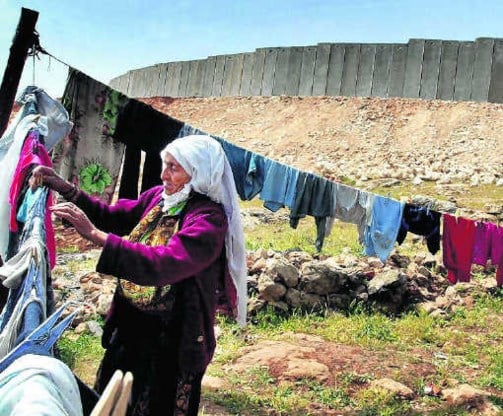 Duizenden Westoever-Palestijnen, zoals deze vrouw in Hizma, riskeren uitgewezen te worden.Muhammed Muheisen/ap