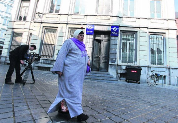 De rellen in Sint-Gillis begonnen met een aanval op het plaatselijke politiecommissariaat en een patrouillewagen.Julien Warnand/belga