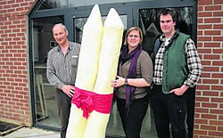 Toon Lavrijsen samen met Sofie Maris en Luc Lavrijsen van de Aspergehoeve. Paul Pans