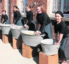 Ook deze jonge bakkers zetten hun tanden in de viering van 800 jaar Herentals. Louis Verbraeken