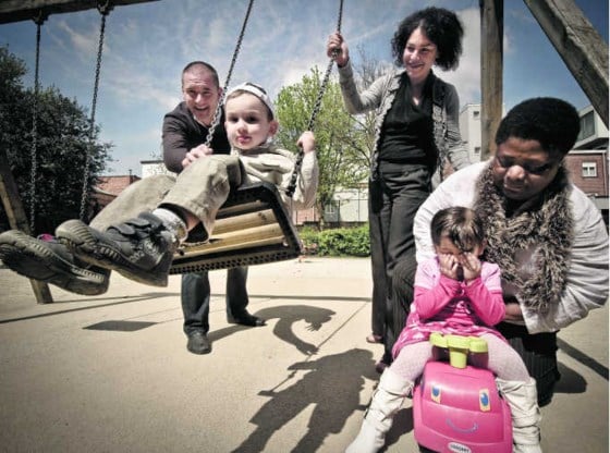 Dave, Emma en Véronique in actie met de kinderen in De Speelvijver.Jimmy Kets