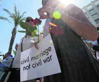 In Libanon bestaat geen burgerlijk huwelijk, alleen een religieus. rtr