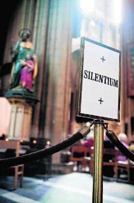 De Brugse kerkgangers zijn geschokt, maar wankelen doet hun geloof allerminst. lvd