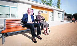 OCMW-voorzitter Marc Van Gyseghem en Maria Naegels, die al 20 jaar in het Wilgenhof wonen.Stijn Hermans