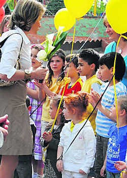 De prinses verliet de school via een erehaag van kinderen. rgg