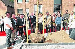 De gemeentebesturen plantten gisteren de eerste boom. sbr
