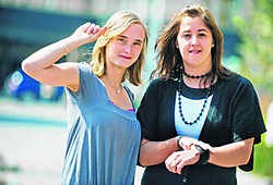 Nele Maddens (links) en Daphne Desmet (rechts) maakten een dvd voor dove kinderen. sbr