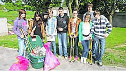 De leerlingen van het OLV-instituut haalden afval op. kms