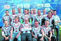 De leden van WTC Forza installeerden een podium van de Ronde van Vlaanderen voor hun happening.jvdv