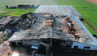 Een luchtfoto van het vernielde bedrijf: 2.500 vierkante meter ging in de vlammen op.phk