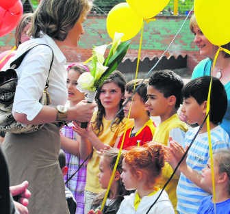 De prinses verliet de school via een erehaag van kinderen. rgg