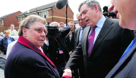 De Britse premier Gordon Brown schudt Gillian Duffy de hand. Op dat ogenblik was er nog geen vuiltje aan de lucht.Suzanne Plunkett/reuters