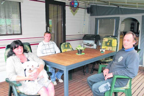 Marnix Ottevaere en Nadine Desmet hopen samen met hun zoon Geoffrey dat in extremis nog een investeerder bereid is om de Kompas Camping over te nemen. pdv