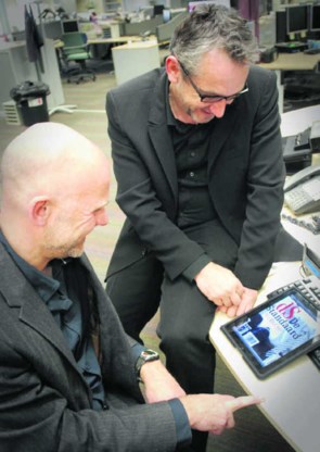Gert Ysebaert (uitgever) en Peter Vandermeersch (algemeen hoofdredacteur) keuren de krant op iPad-formaat.Karel De Weerdt