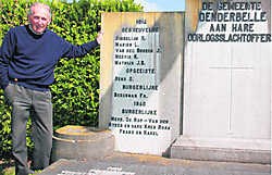 Edward Saeys bij het oorlogsmonument waar oorlogsslachtoffers een laatste rustplaats kregen.Pierre Van Rossem