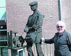 Roger Van Kerschaver maakte een bronzen beeld van de spinner aan de inrit van 't Baantje. jvdv
