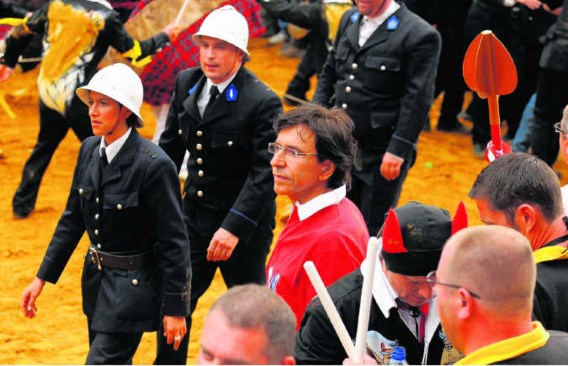 Elio Di Rupo was gisteren in zijn thuisstad aanwezig op het folkloristische feest 'Ducasse van Bergen'.John Thys/blg